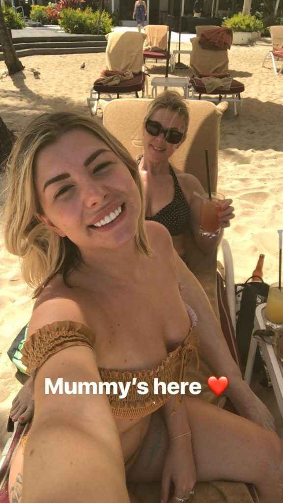 Olivia Buckland toujours en bikini à La Barbade