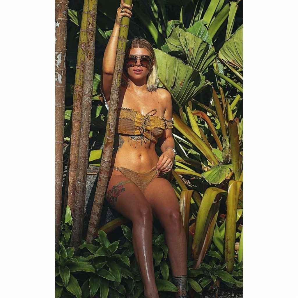 Olivia Buckland toujours en bikini à La Barbade