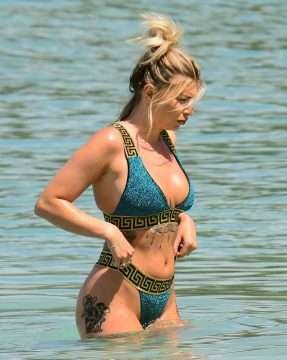 Olivia Buckland enfile les bikinis à La Barbade