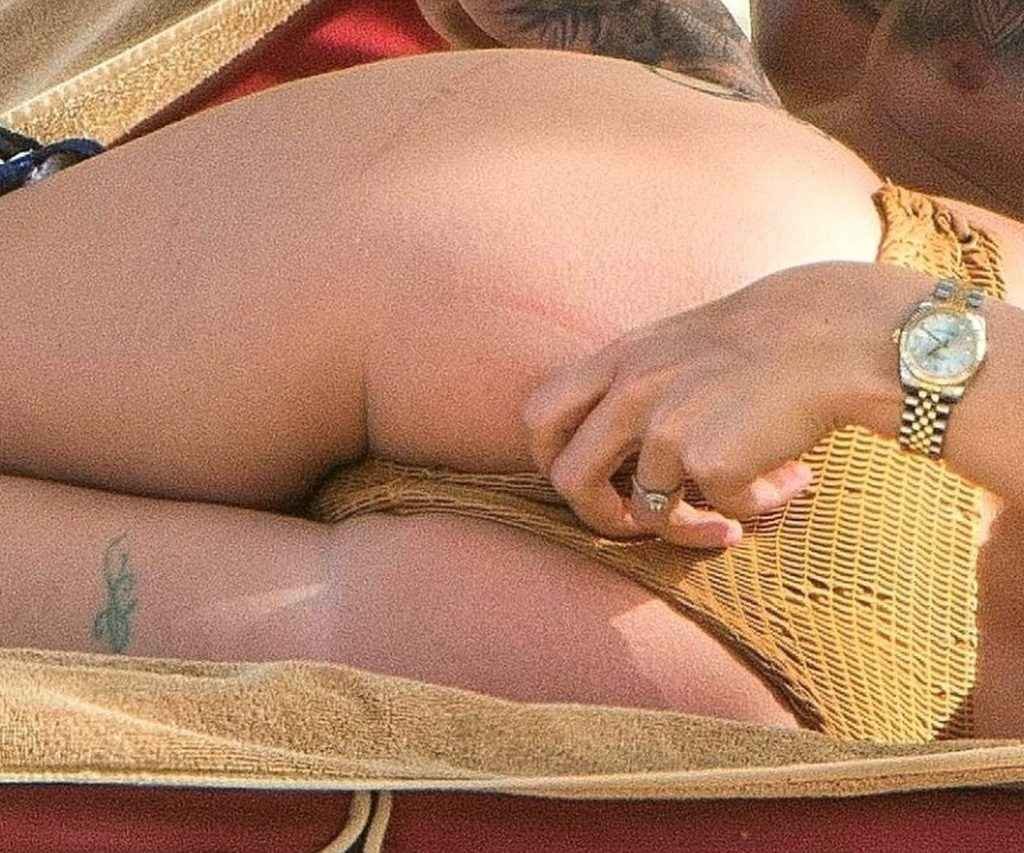 Olivia Buckland toujours en bikini à La Barbade