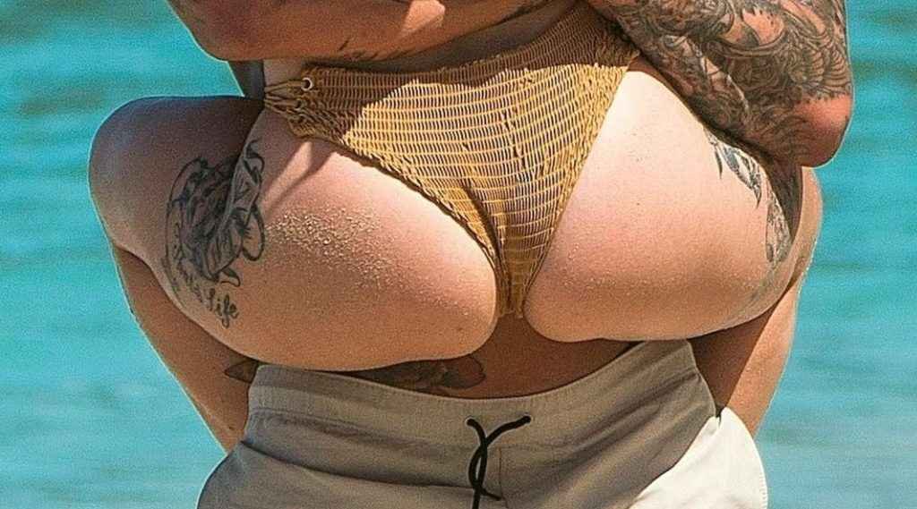 Olivia Buckland toujours en bikini à La Barbade