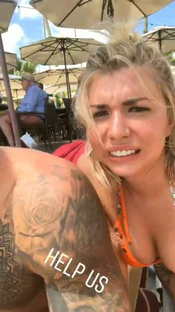 Olivia Buckland en bikini à La Barbade