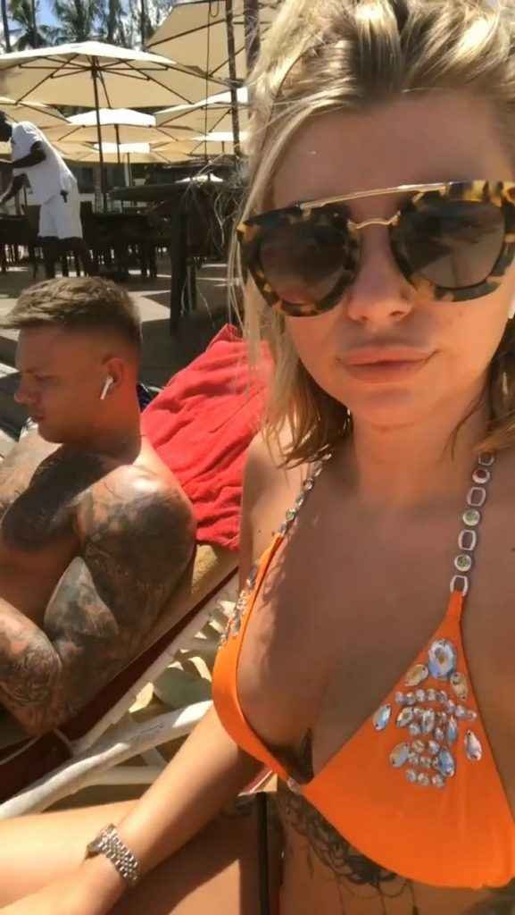 Olivia Buckland en bikini à La Barbade