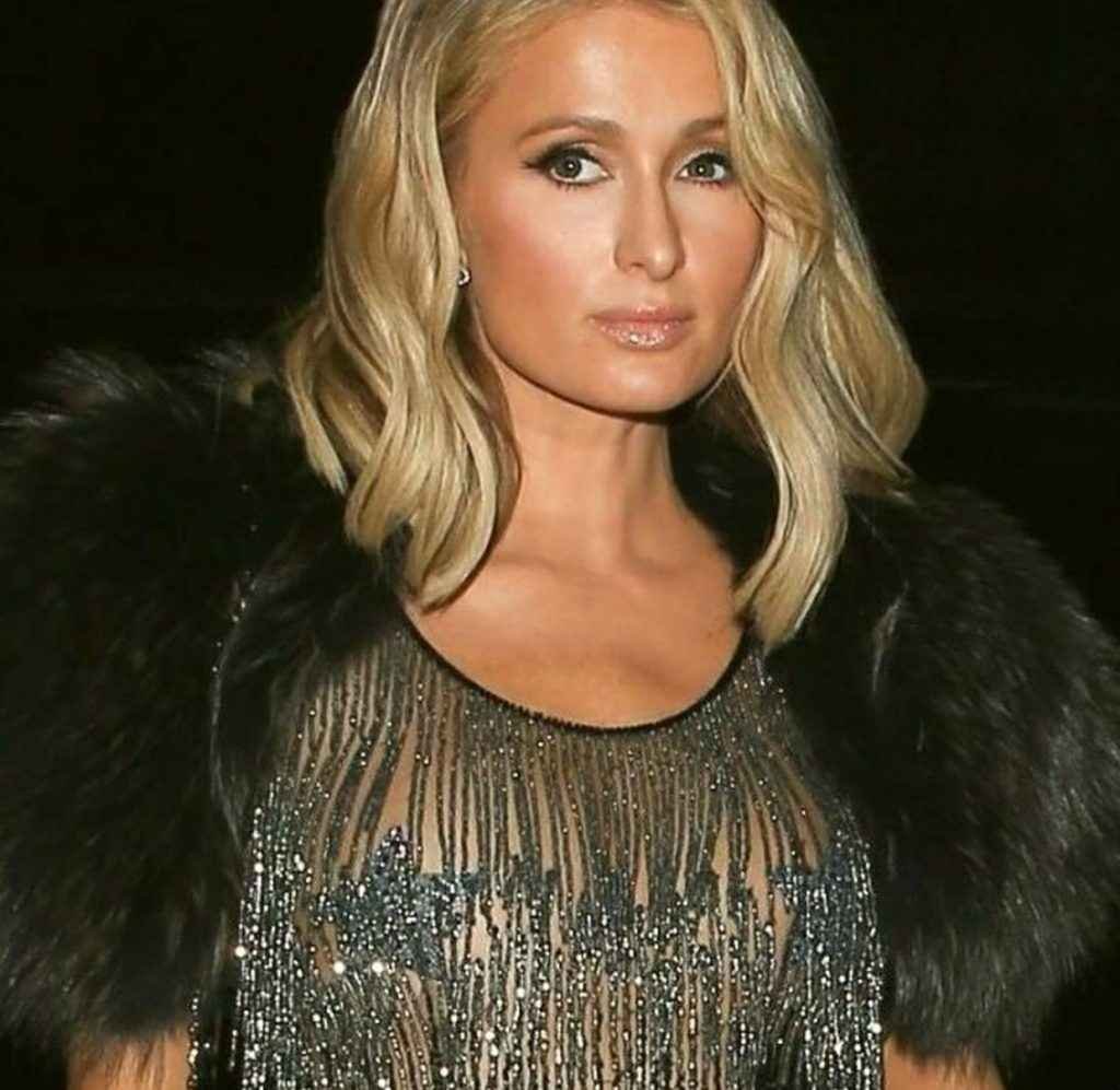 Paris Hilton dans une robe transparente