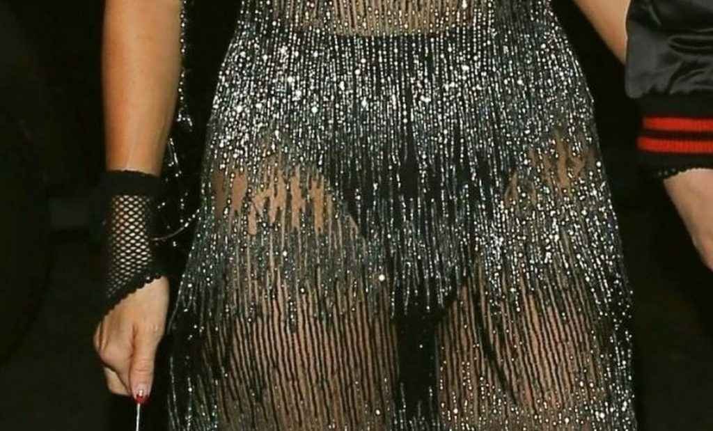 Paris Hilton dans une robe transparente