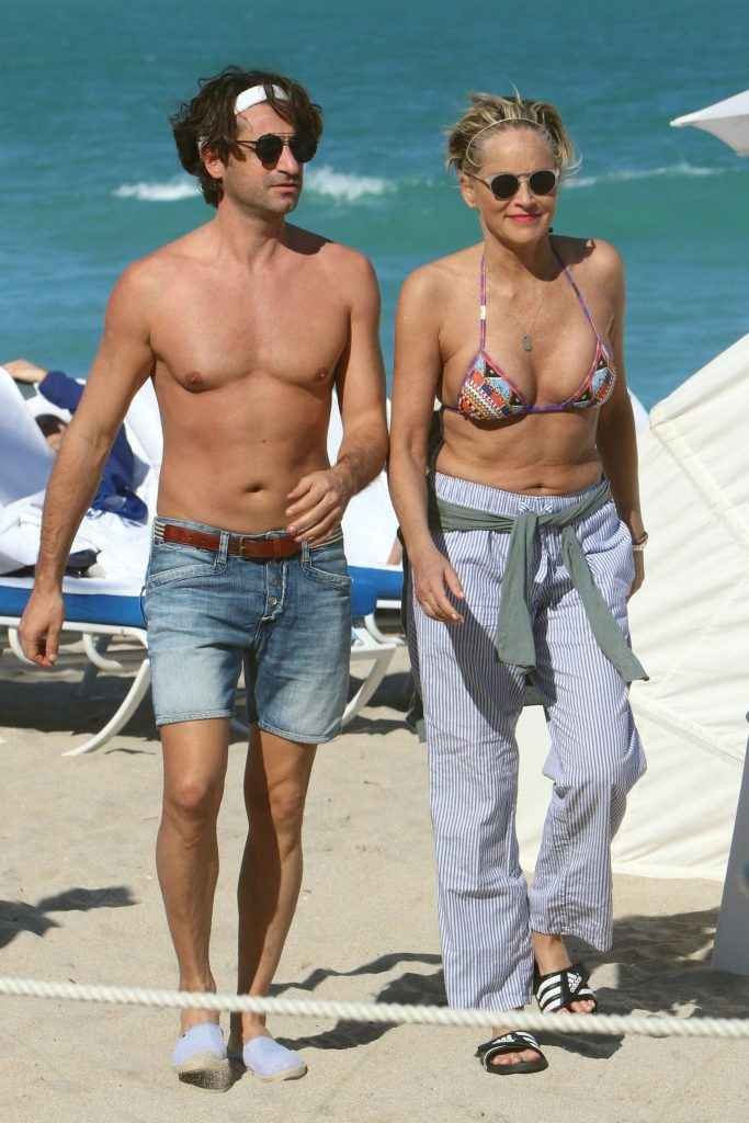 Sharon Stone en bikini à Miami Beach