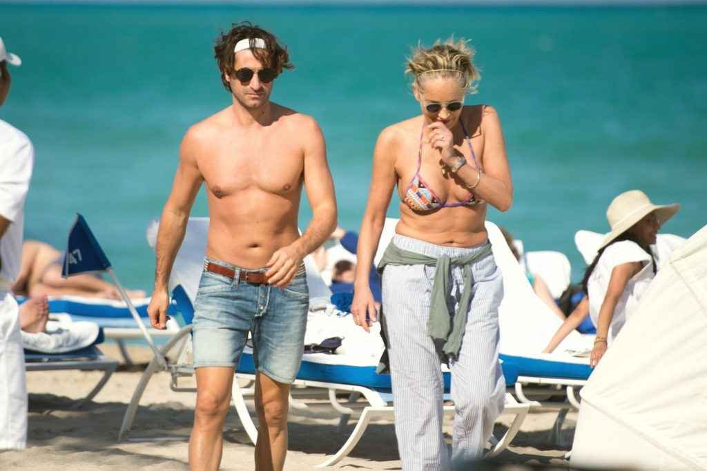 Sharon Stone en bikini à Miami Beach