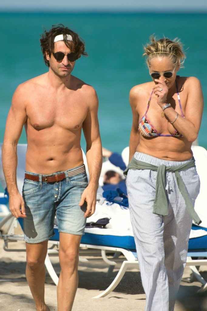 Sharon Stone en bikini à Miami Beach