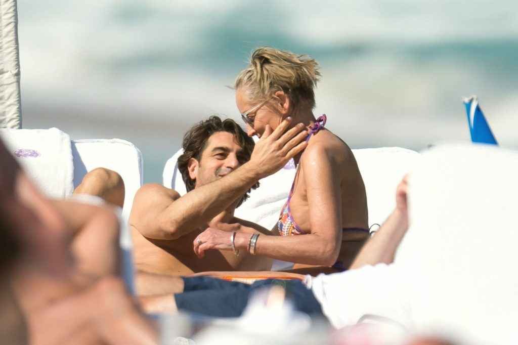 Sharon Stone en bikini à Miami Beach