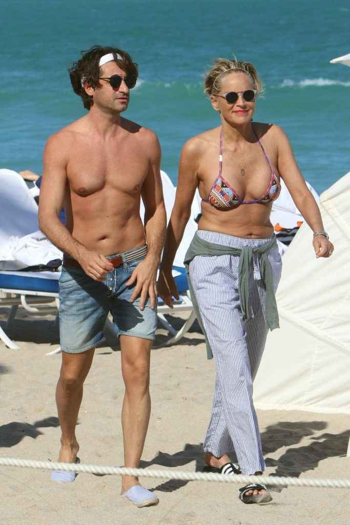 Sharon Stone en bikini à Miami Beach