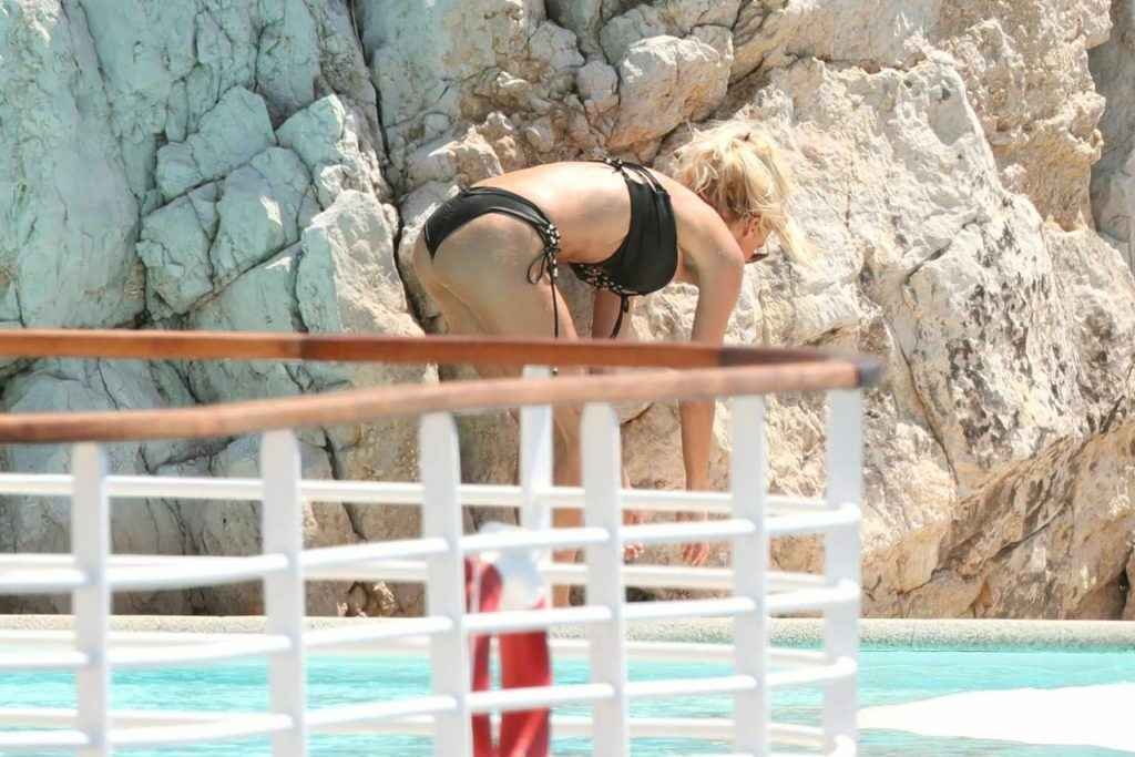 Victoria Silvstedt en bikini à Antibes