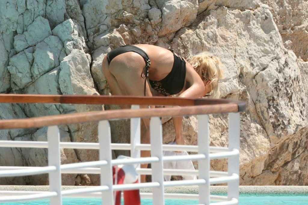 Victoria Silvstedt en bikini à Antibes