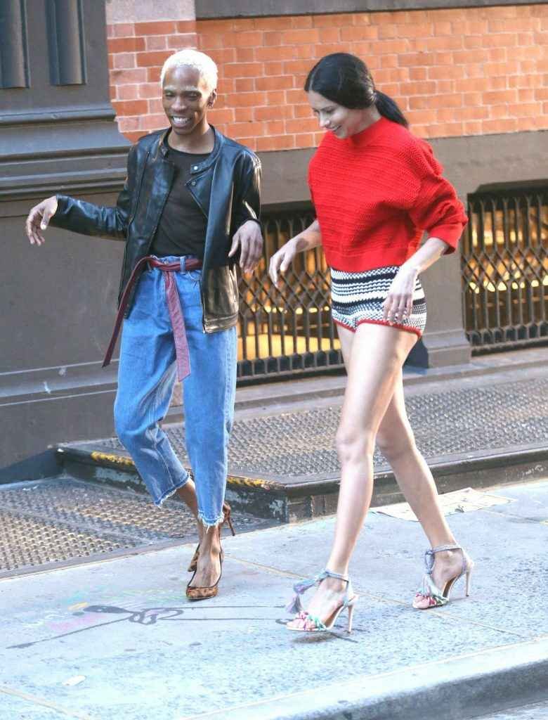 Adriana Lima dans un short très court à New-York