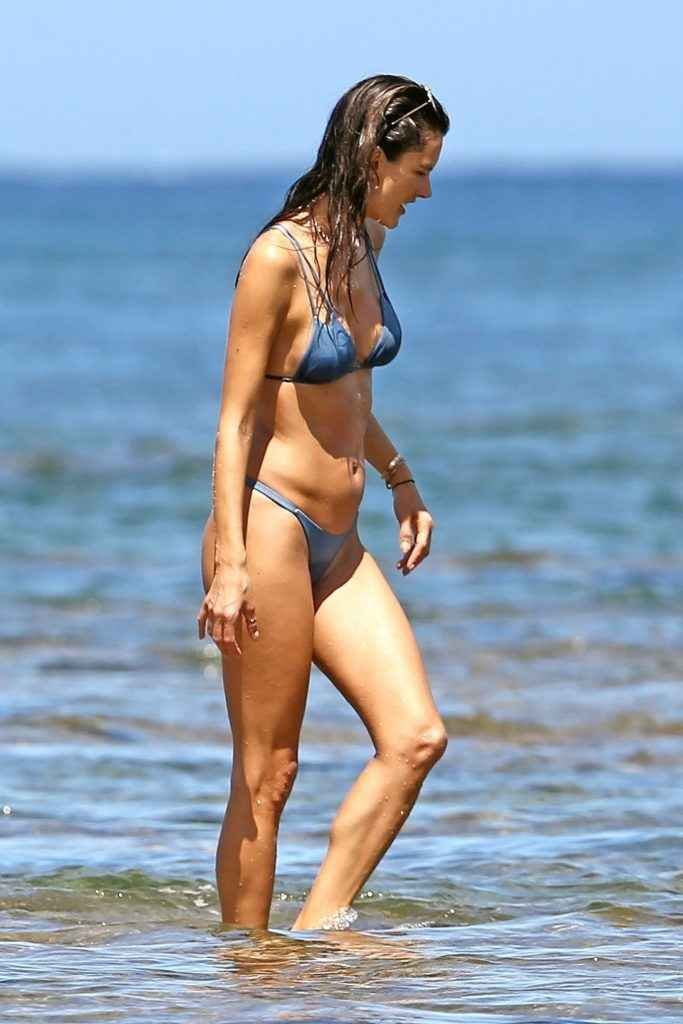 Alessandra Ambrosio en bikini à Hawaii