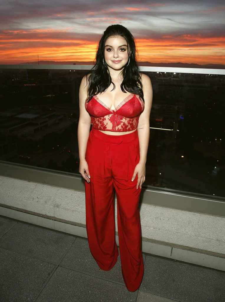 Ariel Winter exhibe un décolleté massif à Los Angeles