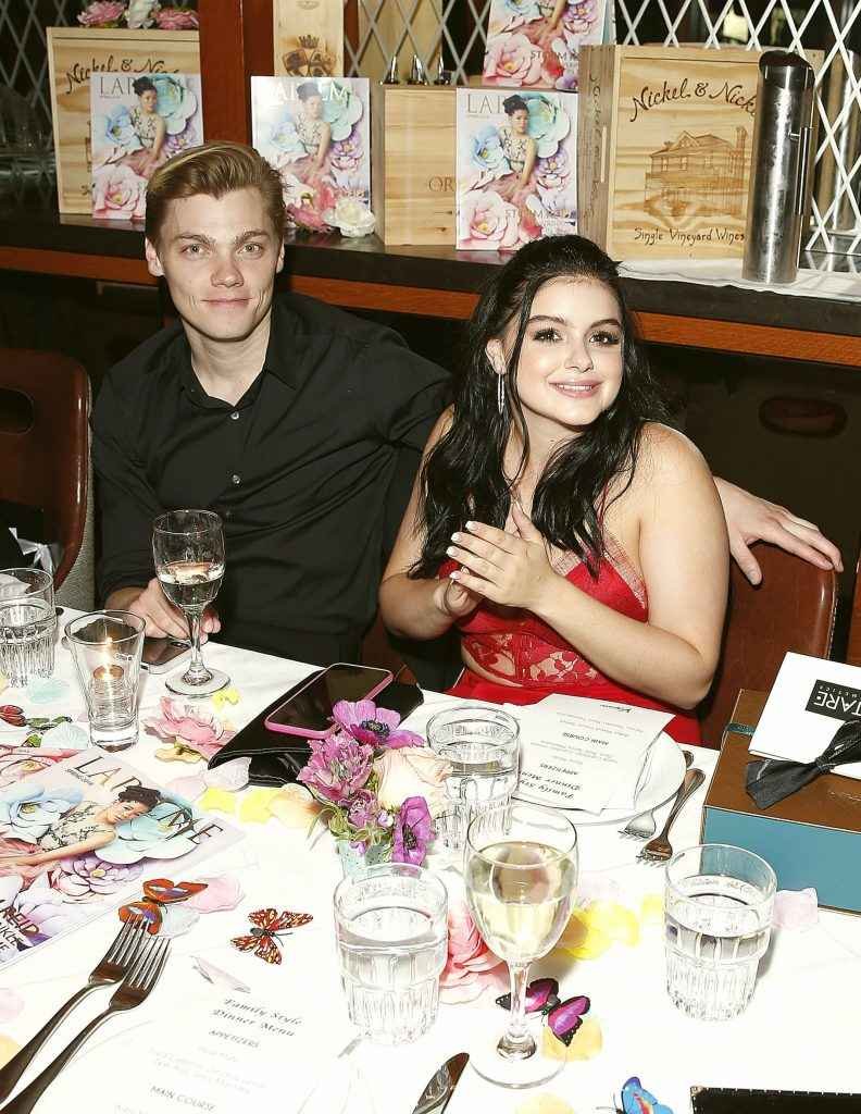 Ariel Winter exhibe un décolleté massif à Los Angeles