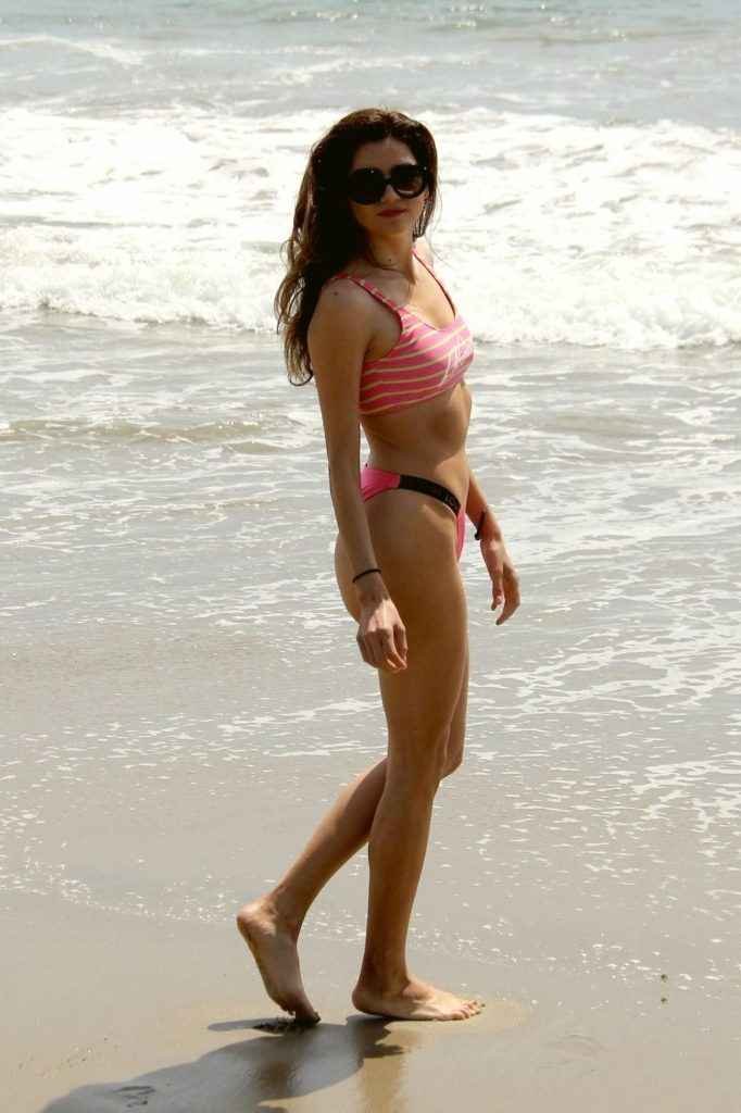 Blanca Blanco dans un bikini rose à Malibu