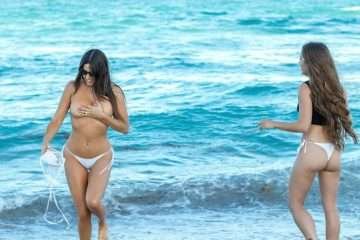 Claudia Romani seins nus et bikini à Miami