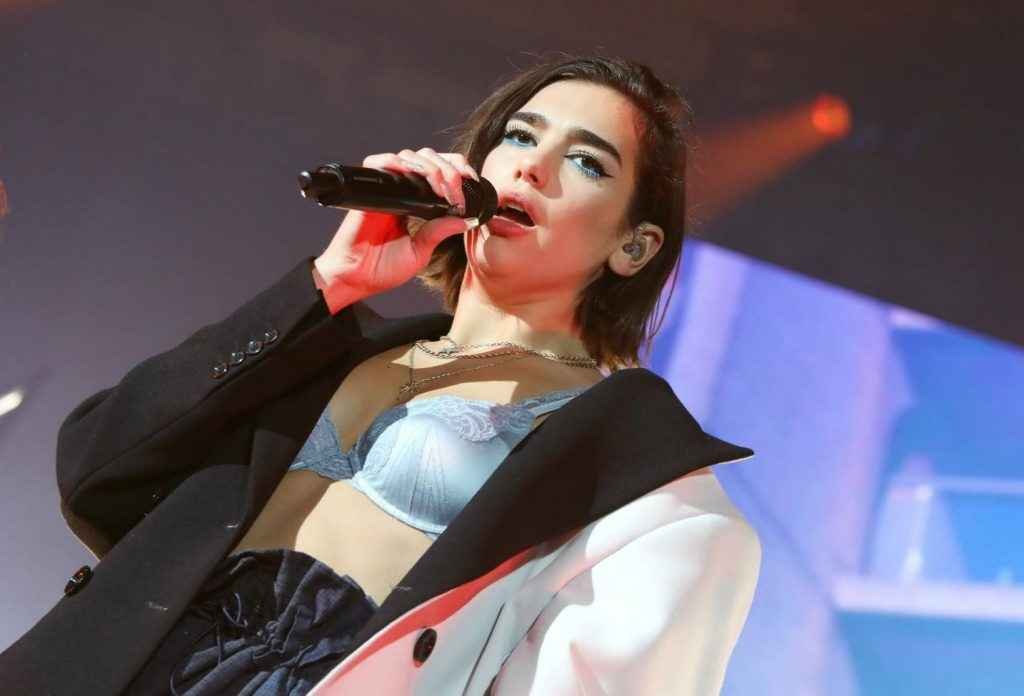 Dua Lipa exhibe son soutien-gorge en concert