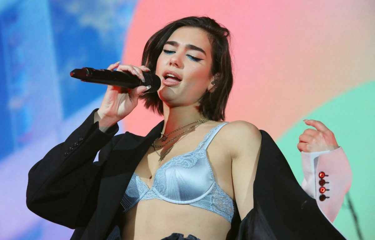 Dua Lipa exhibe son soutien-gorge en concert