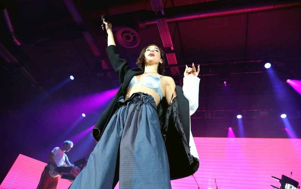 Dua Lipa exhibe son soutien-gorge en concert