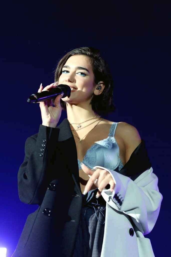 Dua Lipa exhibe son soutien-gorge en concert