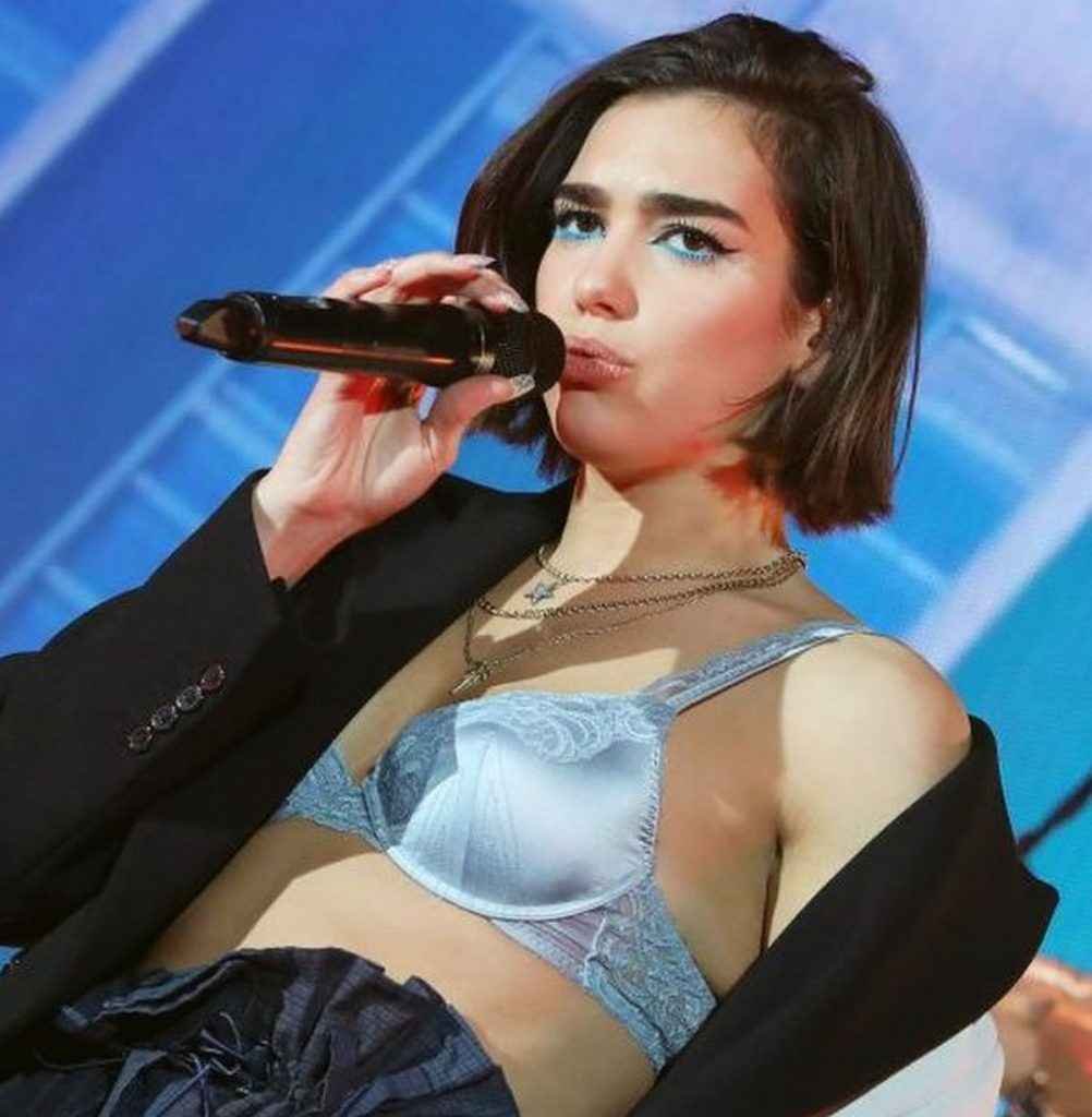 Dua Lipa exhibe son soutien-gorge en concert