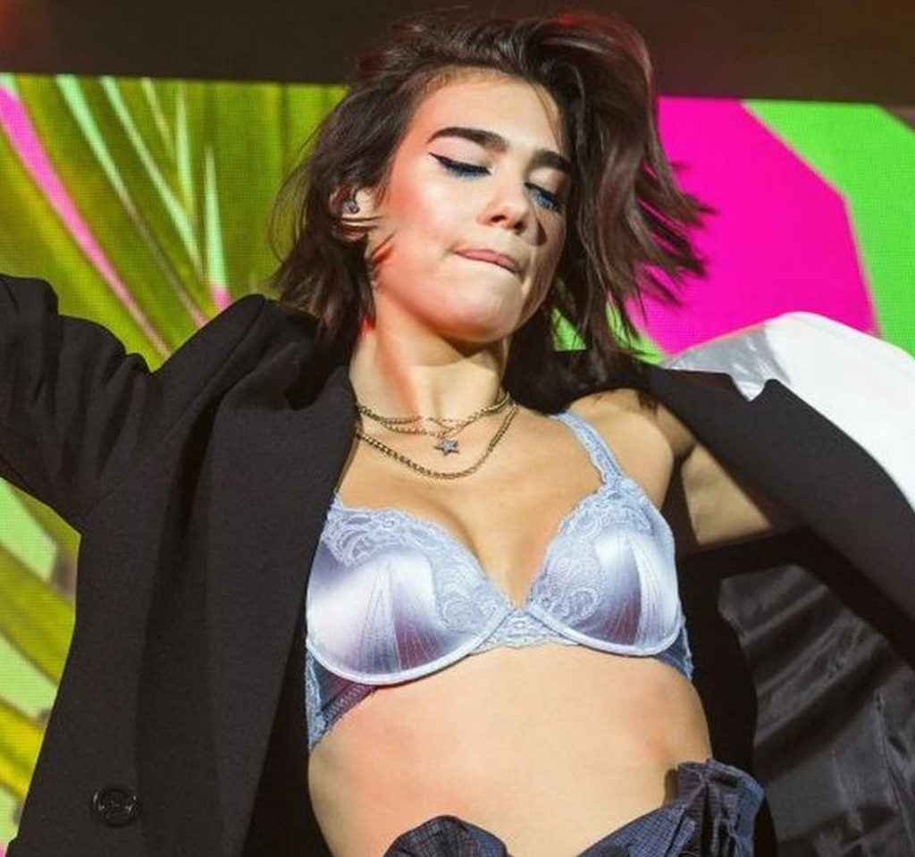 Dua Lipa exhibe son soutien-gorge en concert