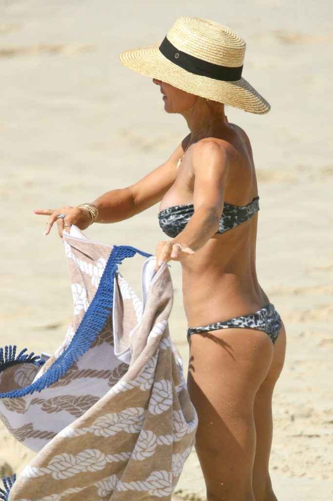 Elsa Pataki en bikini à Byron Bay