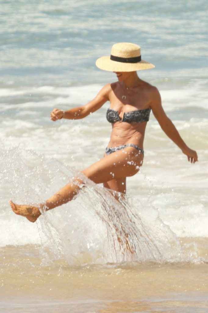 Elsa Pataki en bikini à Byron Bay