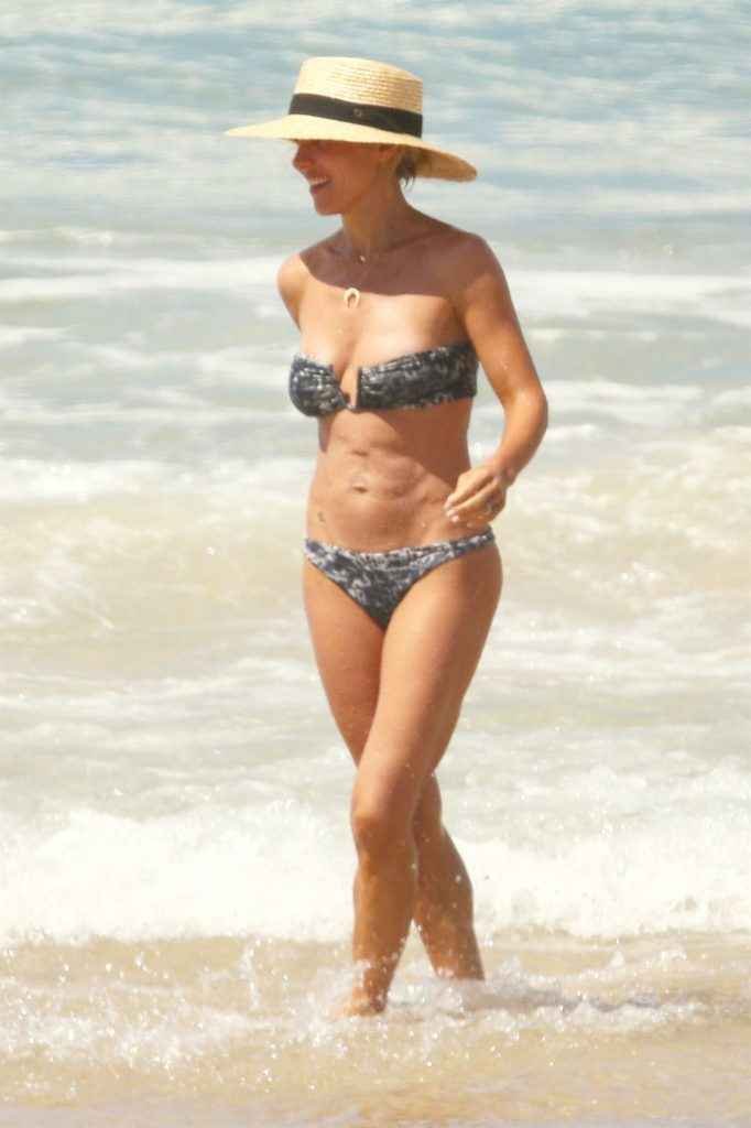 Elsa Pataki en bikini à Byron Bay