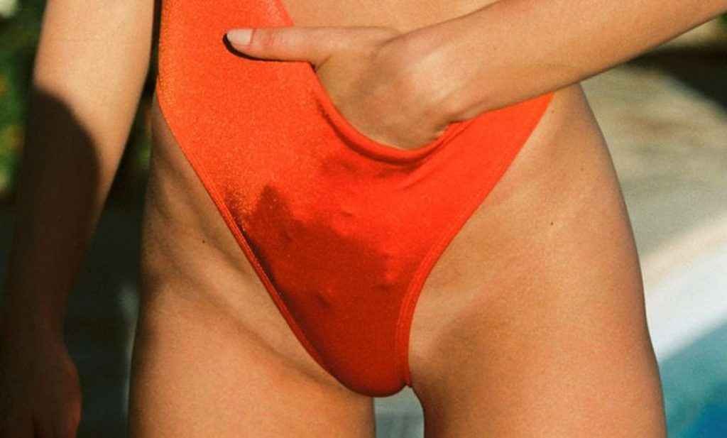 Flavia Lucini, seins nus et bikini