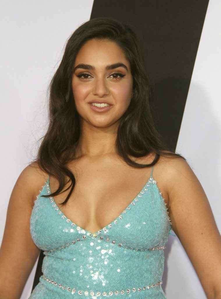 Geraldine Viswanathan exhibe son décolleté à la première de "Blockers"