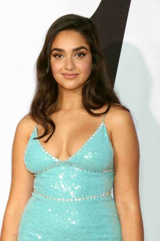 Geraldine Viswanathan exhibe son décolleté à la première de "Blockers"