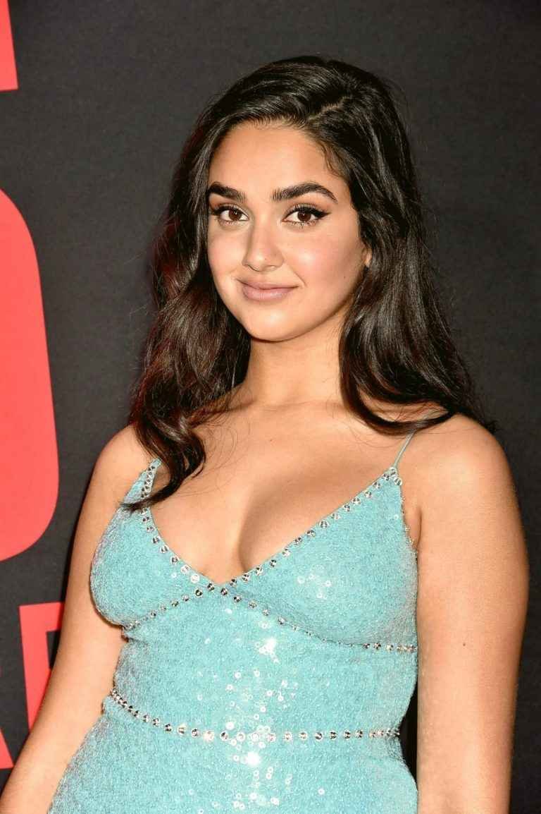 Geraldine Viswanathan exhibe son décolleté à la première de « Blockers »