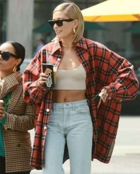 Hailey Baldwin se balade sans soutien-gorge à Beverly Hills