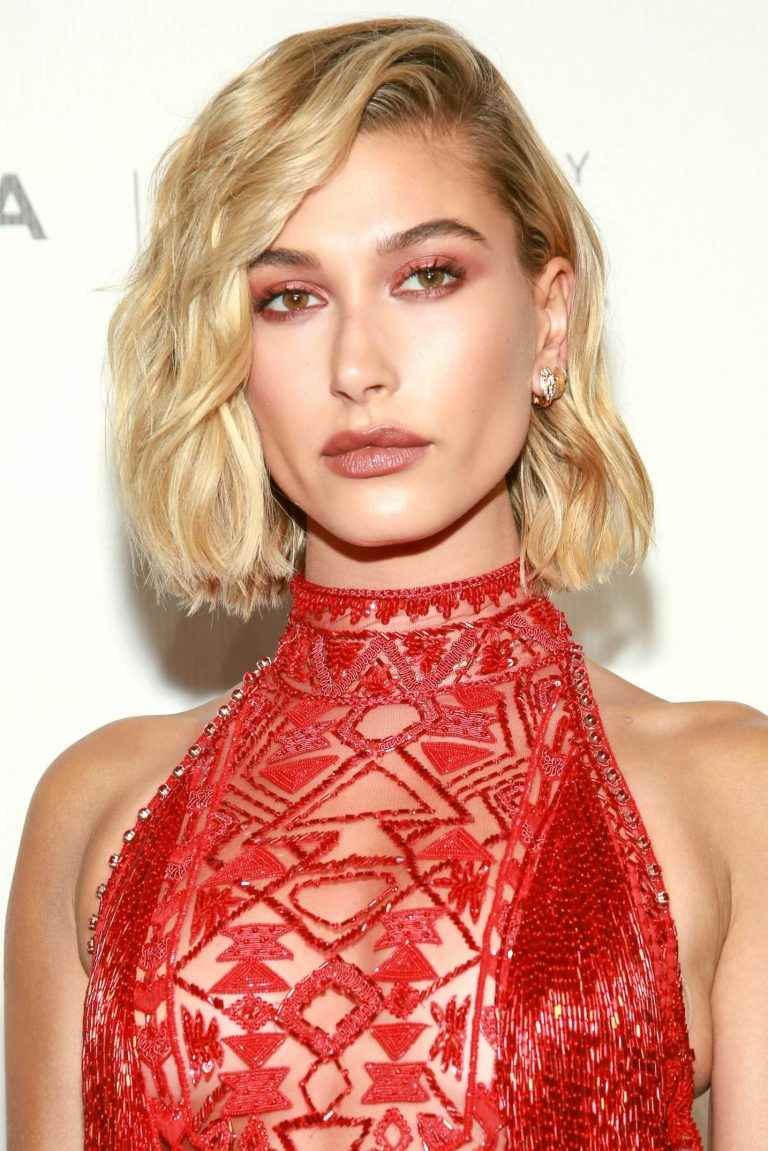 Hailey Baldwin dans une robe transparente lors de la première de « American Meme »