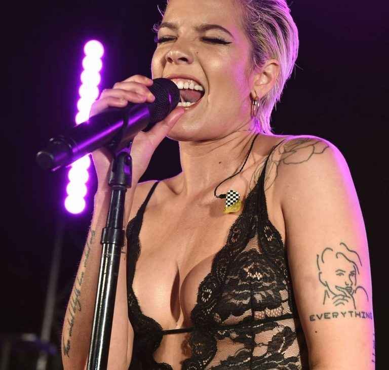 Halsey pratiquement seins nus en concert