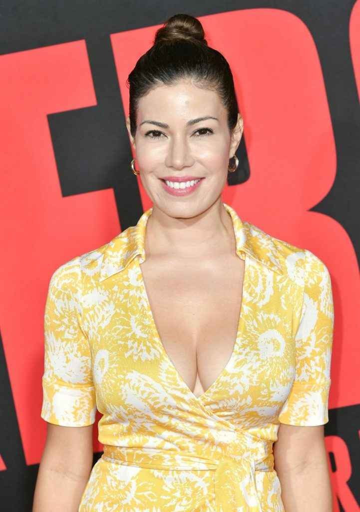 Iris Almario ouvre le décolleté à la première de "Blockers"