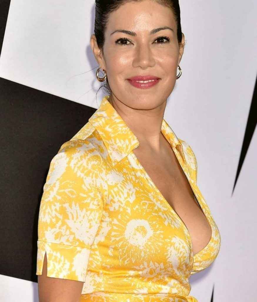 Iris Almario ouvre le décolleté à la première de "Blockers"