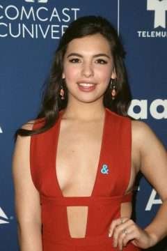 Isabella Gomez ouvre le décolleté à Beverly Hills