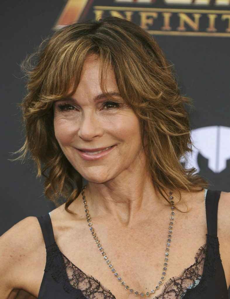 Jennifer Grey ouvre le décolleté à Los Angeles