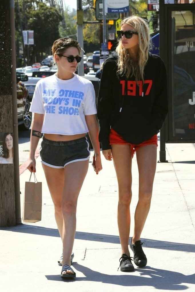 Kristen Stewart et Stella Maxwell en short à Los Angeles