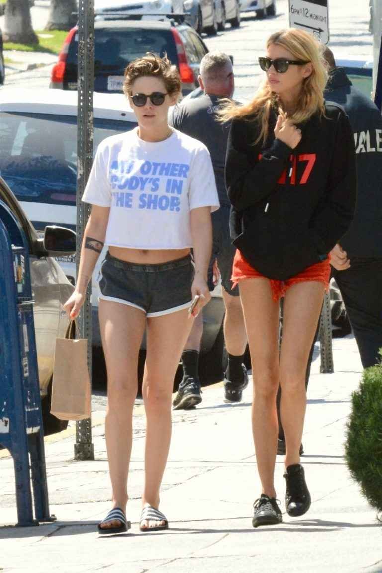 Kristen Stewart et Stella Maxwell en short à Los Angeles