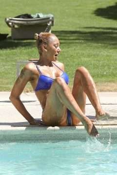 Melanie Brown dans un bikini bleu