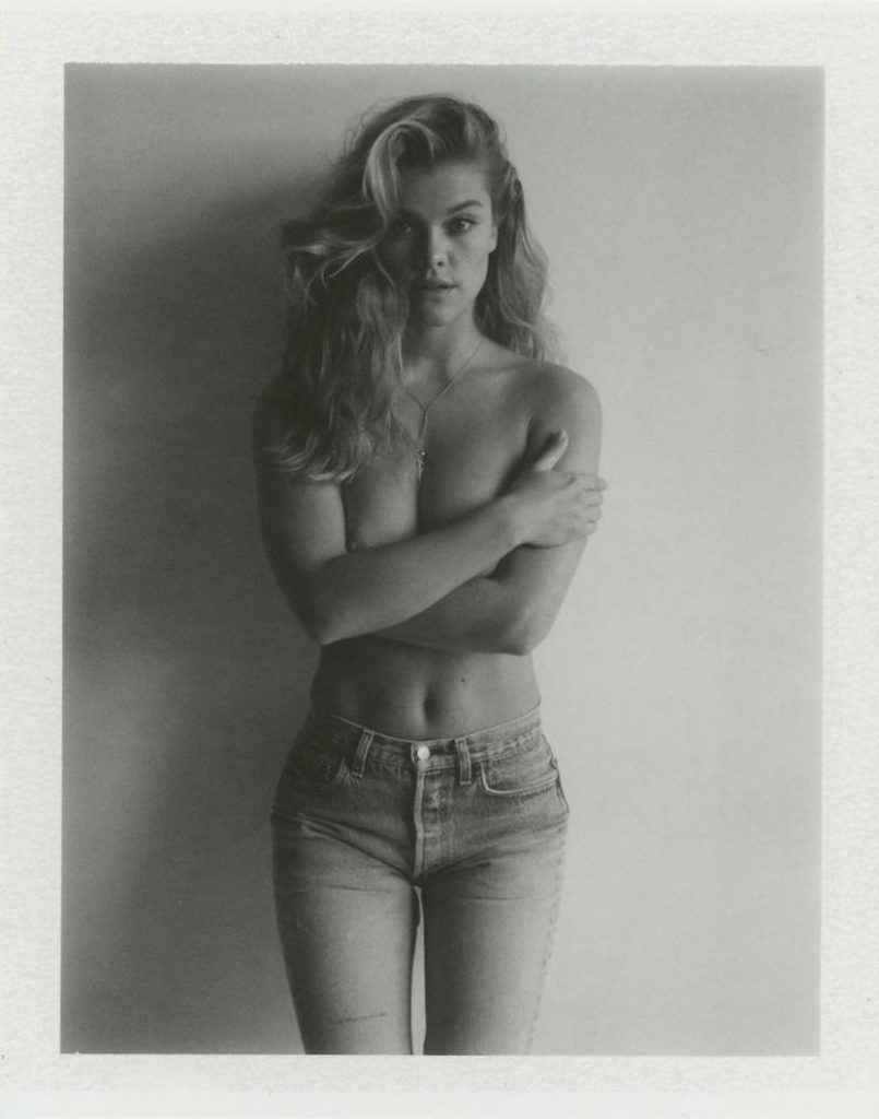 Nina Agdal pose seins nus