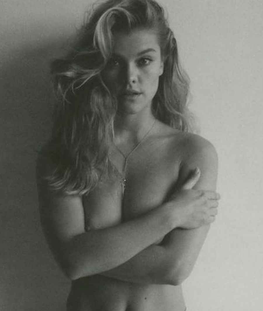 Nina Agdal pose seins nus