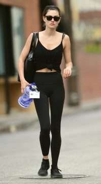 Phoebe Tonkin en leggings à Los Angeles