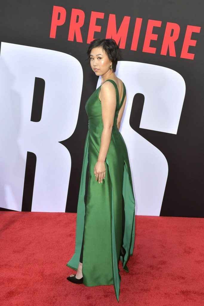 Ramona Young ouvre un large décolleté à la première de "Blockers"