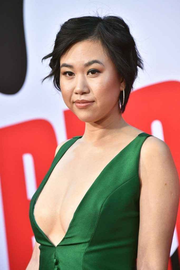 Ramona Young ouvre un large décolleté à la première de "Blockers"